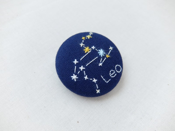 星座のブローチ＊しし座＊刺繍くるみボタン 3枚目の画像