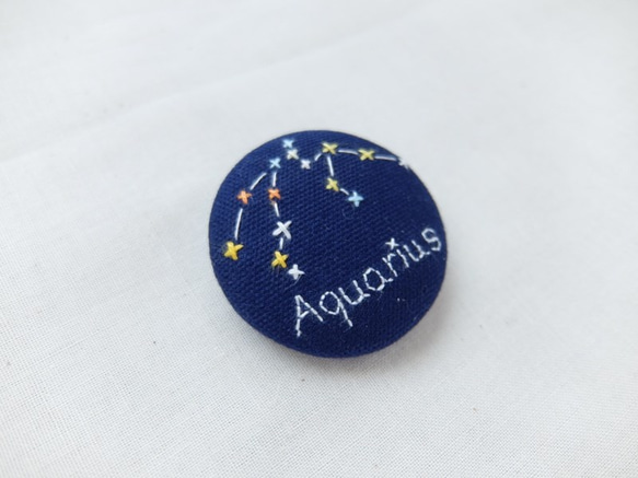 星座のブローチ＊みずがめ座＊刺繍くるみボタン 3枚目の画像