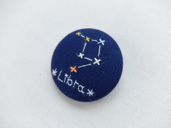 星座のブローチ＊てんびん座＊刺繍くるみボタン 2枚目の画像