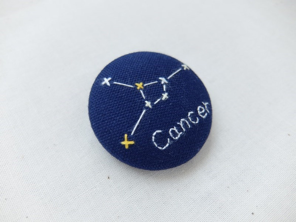 星座のブローチ＊かに座＊刺繍くるみボタン 3枚目の画像