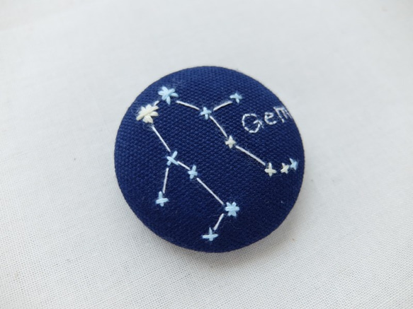 星座のブローチ＊ふたご座＊刺繍くるみボタン 3枚目の画像