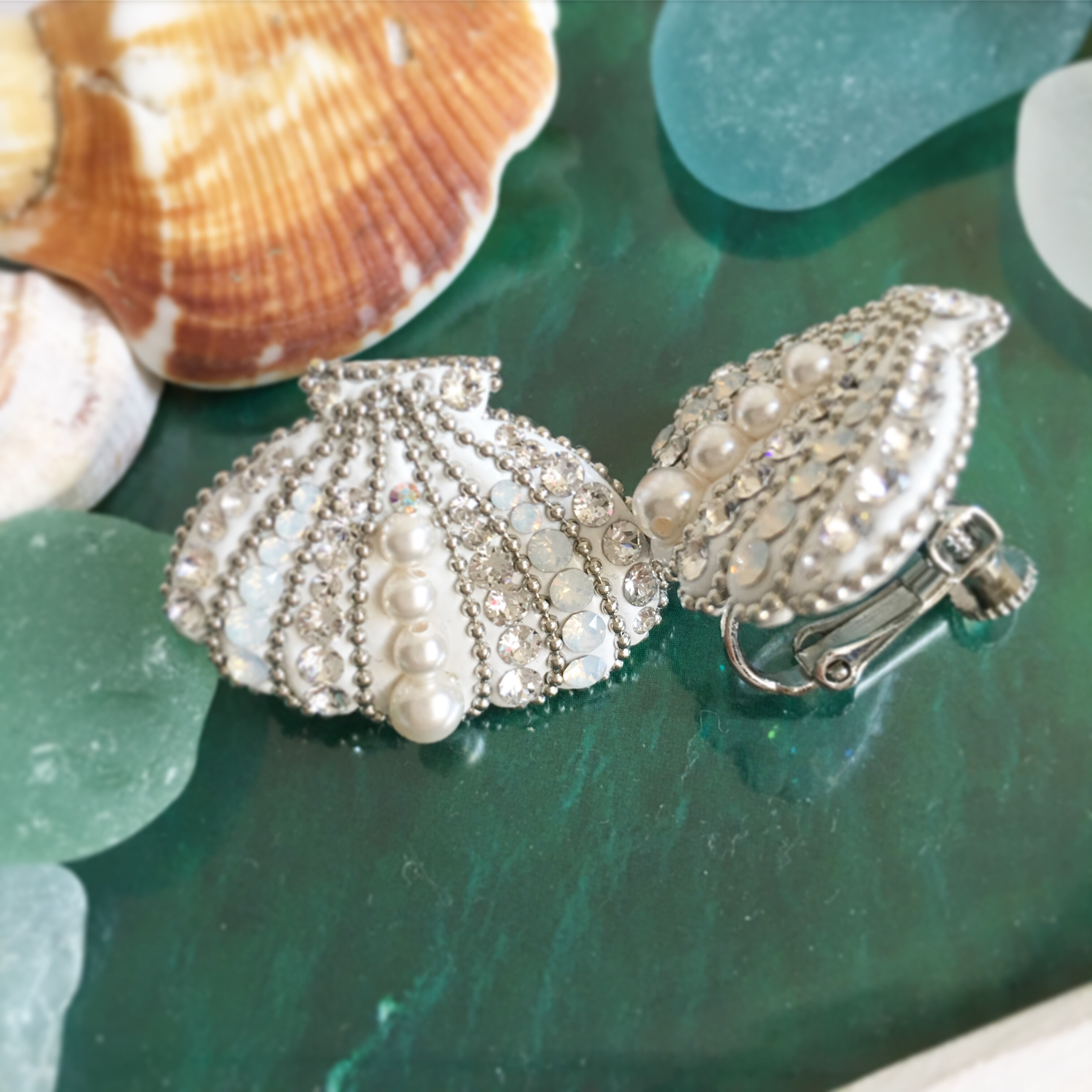 シェルモチーフイヤリング SWAROVSKI Crystals 使用
