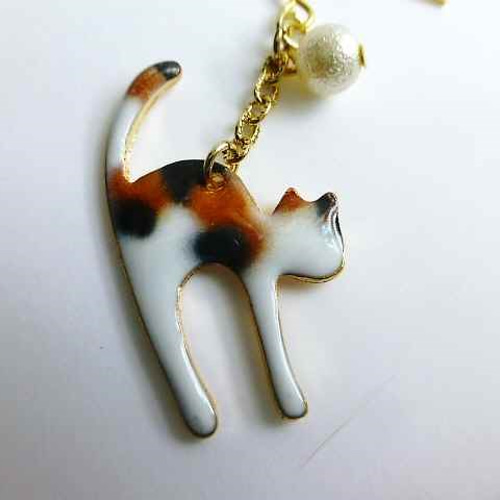 ☆サンタさんが可愛いXmas猫ちゃんイヤリング☆ 伸び猫三毛猫ちゃん