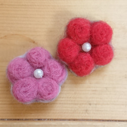 ぷっくりお花の羊毛フェルトブローチ(２個組) 1枚目の画像