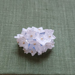 白い小花のブローチ 2枚目の画像
