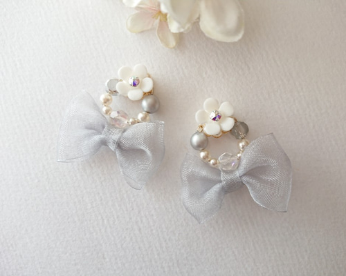 お花とオーガンジーリボン(グレー)のイヤリング、ピアス 