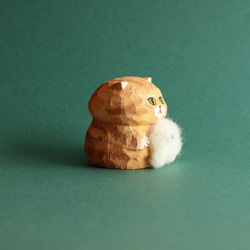 【9月抽選】木彫り人形ねこ　オバケつかまえたニャン　茶トラ　4センチ幅　[CCF-024] 2枚目の画像