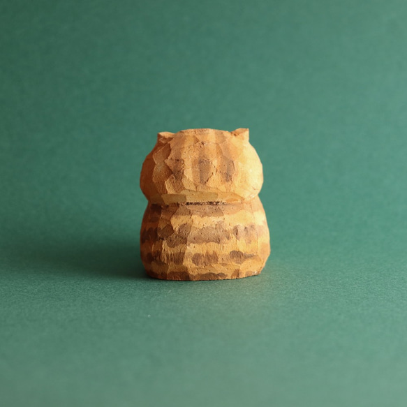 【9月抽選】木彫り人形ねこ　オバケつかまえたニャン　茶トラ　4センチ幅　[CCF-024] 4枚目の画像