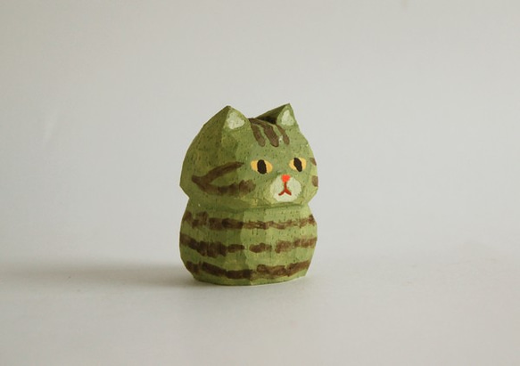 木彫り人形ねこ　緑トラねこ　[CWF-147] 2枚目の画像