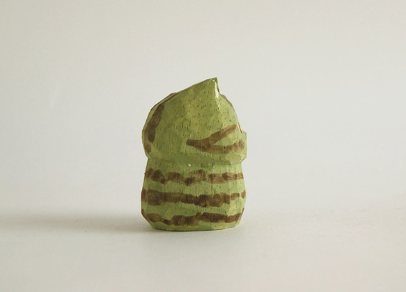 木彫り人形ねこ　緑トラねこ　[CWF-147] 3枚目の画像