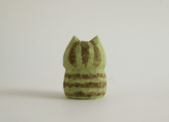 木彫り人形ねこ　緑トラねこ　[CWF-147] 4枚目の画像