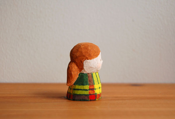 木彫り人形 　女の子（マクラミン）　[CWF-045] 3枚目の画像