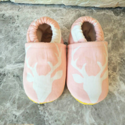赤ちゃんの満月の贈り物 - 手作りの靴 - ピンクの鹿 1枚目の画像