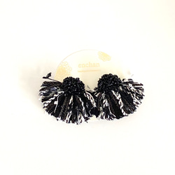 【再販】tubufuwa刺繍耳飾り［艶ブラック］ビーズ刺繍　ピアス/イヤリング 2枚目の画像