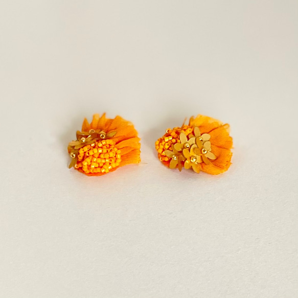 【新色】mojako刺繍耳飾り［ダークオレンジ］ビーズ刺繍　ピアス/イヤリング 6枚目の画像
