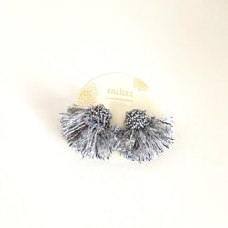 【再販】tubufuwa刺繍耳飾り［グレー］ビーズ刺繍　ピアス/イヤリング 2枚目の画像