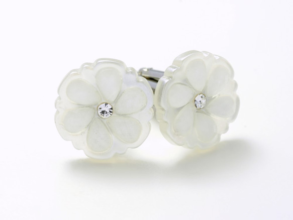 白の花柄がさりげなさを演出するカフスボタン Modern 074 タイピン