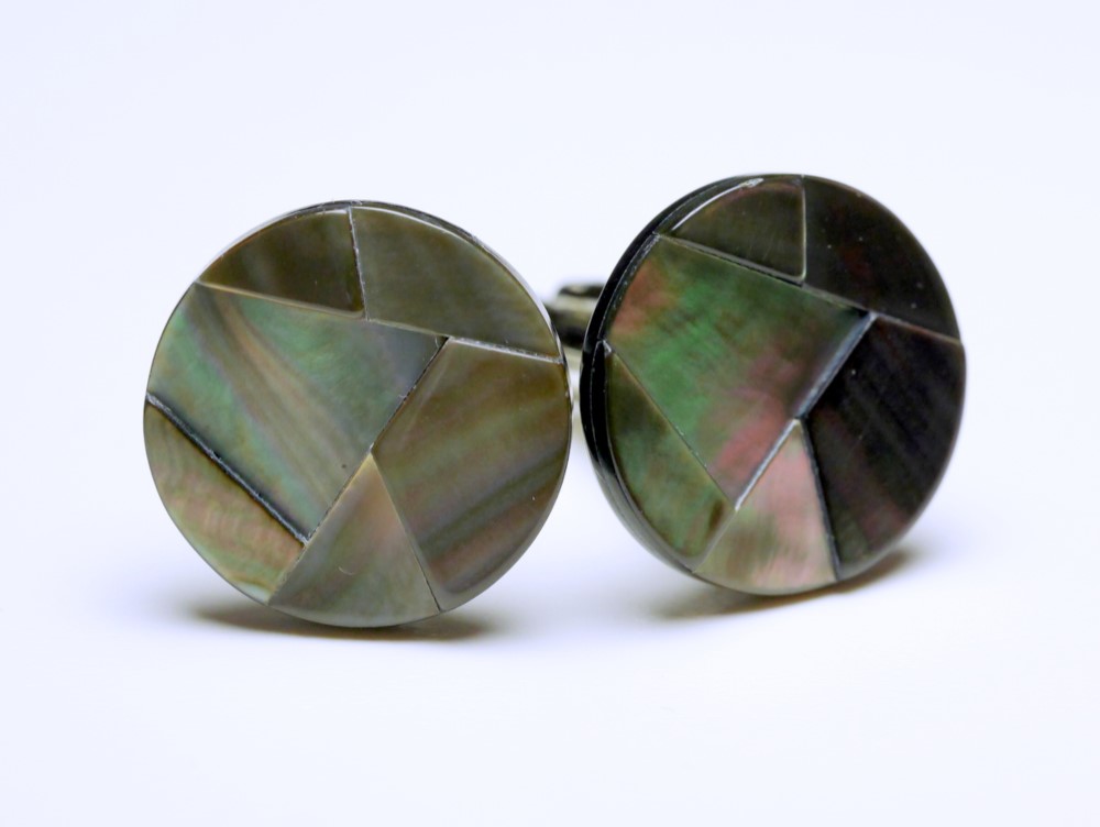 天然貝を幾何学的に貼り合わせた大人のカフスボタン Premium 078