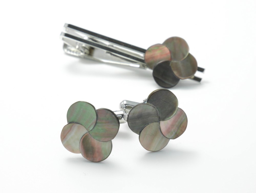 【セット作品】天然貝を貼り合わせたクローバーカフスボタン x タイピンセット 003