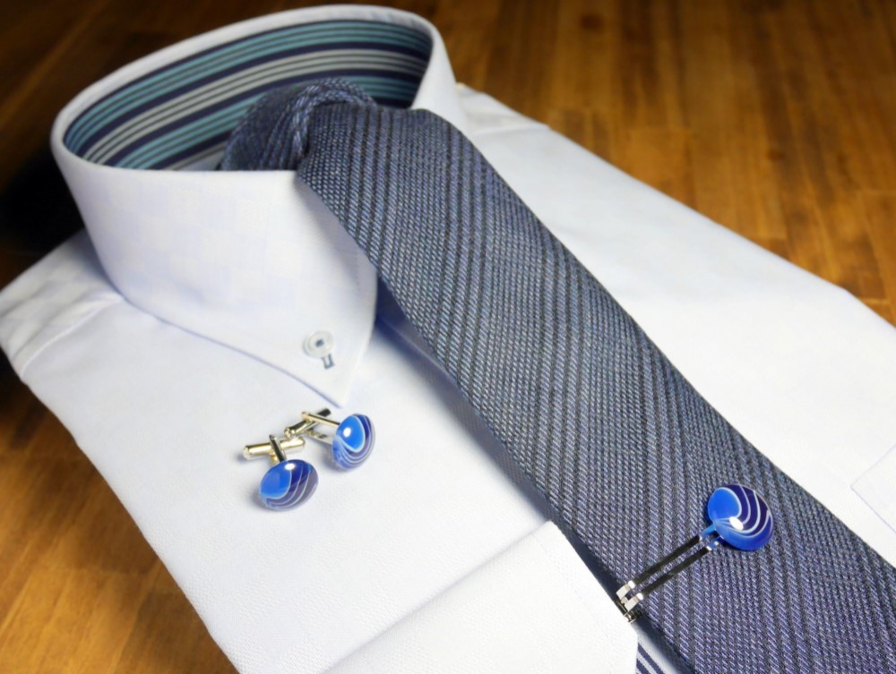 【セット作品】袖先にきれいなブルービーズが映えるカフスボタンとタイピンセット Modern 003