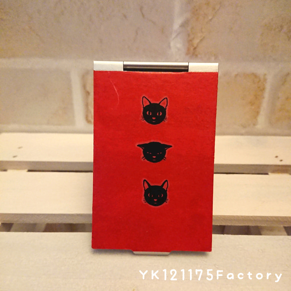 赤漆風／黒猫の(ミニ)コンパクトミラー
(和紙＋α) 1枚目の画像