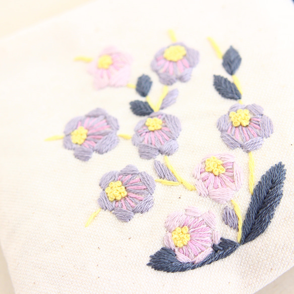 &lt;10厘米拉鍊&gt;日本現代花卉刺繡小包 第3張的照片