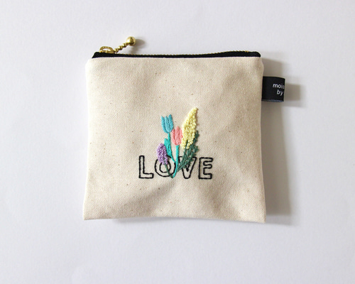 かすみ♡ ウエイト枠 刺繍イニシャルポーチ♡ 10㎝ファスナー〉LOVEに花 刺繍ポーチ ポーチ 手刺繍小物