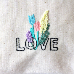 &lt;10 厘米拉鍊&gt; LOVE 帶花朵刺繡小包 第2張的照片