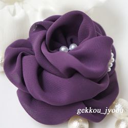 ☆SALE☆紫のコサージュ　パール調ビーズ付き 1枚目の画像