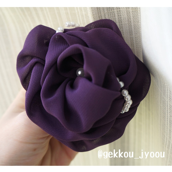 ☆SALE☆紫のコサージュ　パール調ビーズ付き 3枚目の画像