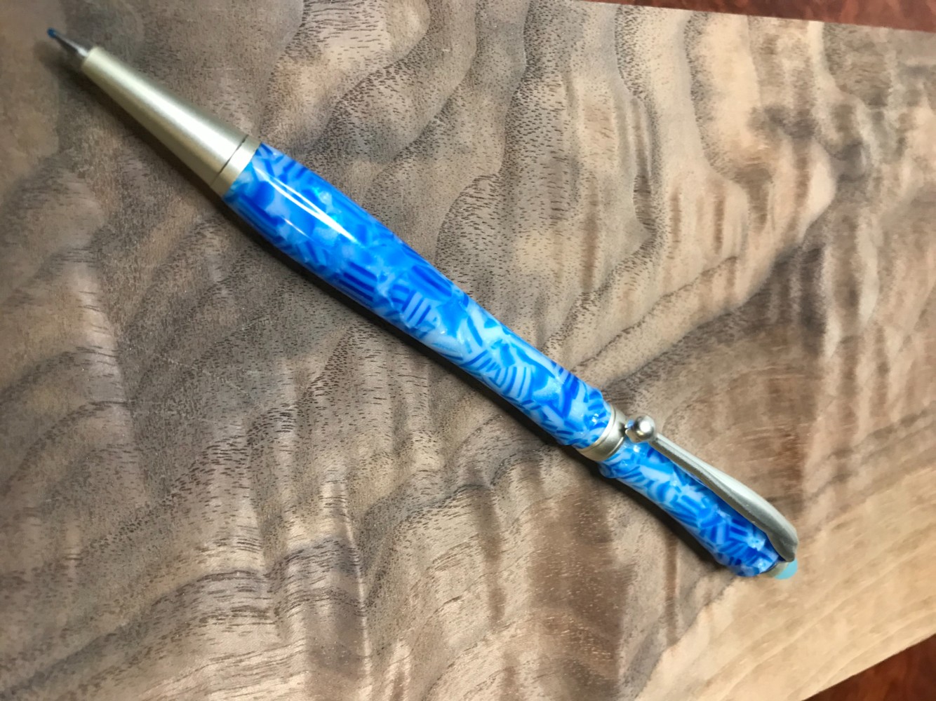 水色のアクリルのフリクションスリム ボールペン！(ジェットストリームやクロスタイプ軸も使用可能)　手作り品！