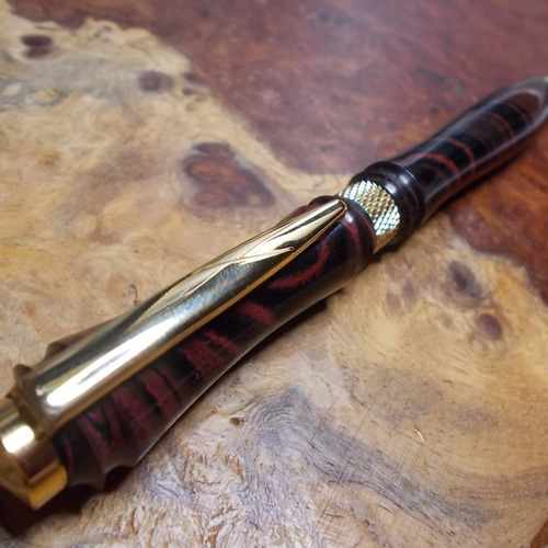 No.212　カスタムボールペン エボナイト(赤)のボールペン(パーカータイプ G2規格リフィル) 手作り