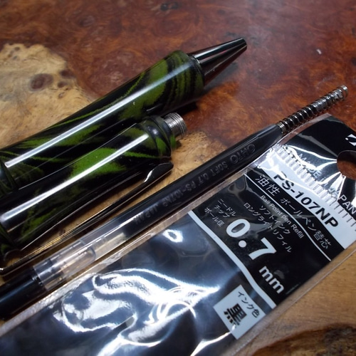 エボナイト(黄緑)のボールペン(パーカータイプ G2規格リフィル対応