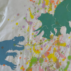 受注制作kidsTシャツ「アロサウルスvsトリケラトプス　スプラッシュ（センター）」110cm~140cm対応 2枚目の画像
