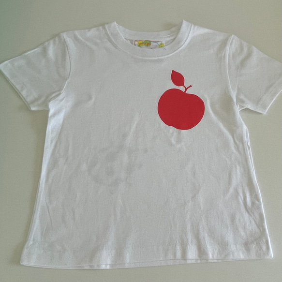 受注制作　kidsTシャツ「シンプル　てんとう虫と青リンゴ」80cm~140対応 1枚目の画像