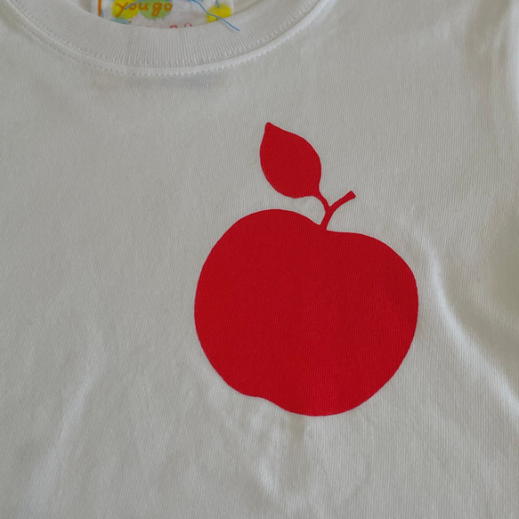 受注制作　kidsTシャツ「シンプル　てんとう虫と青リンゴ」80cm~140対応 2枚目の画像
