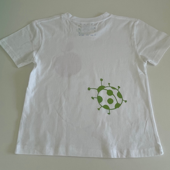 受注制作　kidsTシャツ「シンプル　てんとう虫と青リンゴ」80cm~140対応 3枚目の画像