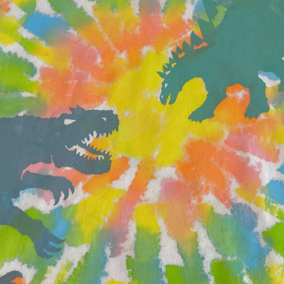 kidsTシャツ「ステゴサウルスvsアロサウルス　タイダイ風カラフル染め」100-21508 2枚目の画像
