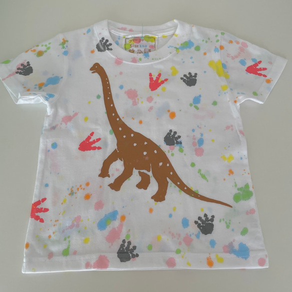 受注制作kidsTシャツ「ブラキオサウルスと足跡」100cm~140対応 1枚目の画像