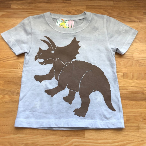 受注制作　kidsTシャツ「トリケラトプス＆ティラノサウルス　染めグレー星」100cm~140対応 1枚目の画像
