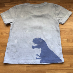 受注制作　kidsTシャツ「トリケラトプス＆ティラノサウルス　染めグレー星」100cm~140対応 2枚目の画像