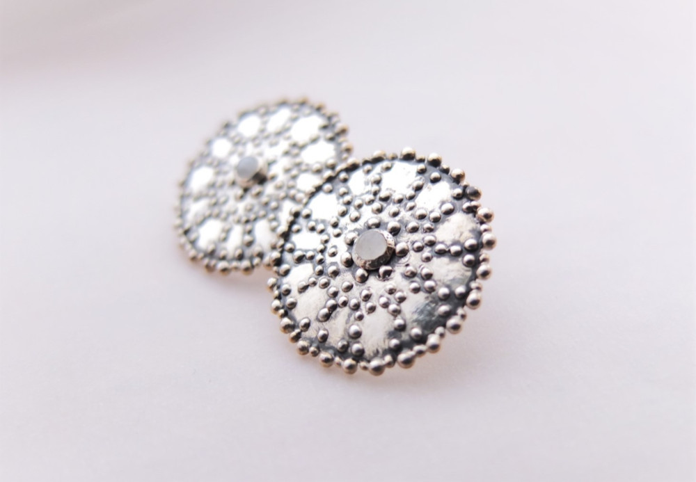 レイボームーンストーン＊アジアンアンティーク風scudo silver ピアス　燻し