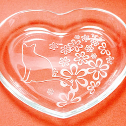ハート ガラス プレート 「花と猫」（送料無料） 猫雑貨 花 00 1枚目の画像