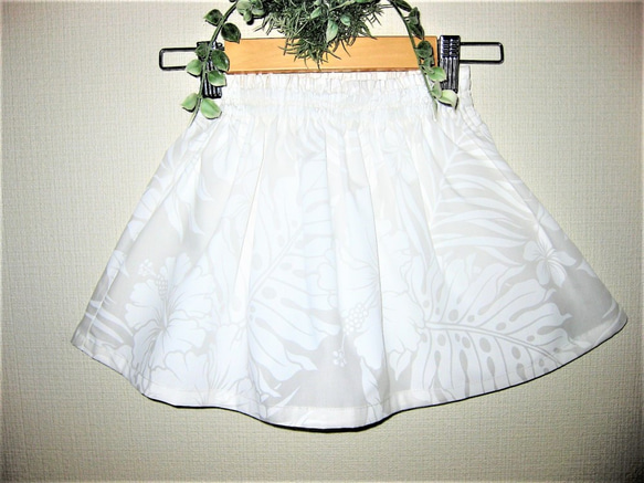 ハワイアン柄Ｘオフホワイトのギャザースカート（１００ｃｍ） 1枚目の画像