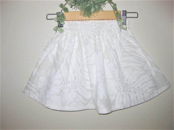 ハワイアン柄Ｘオフホワイトのギャザースカート（１００ｃｍ） 2枚目の画像