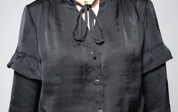 MIT 質感荷葉V領綁帶襯衫(R6067A) 第3張的照片