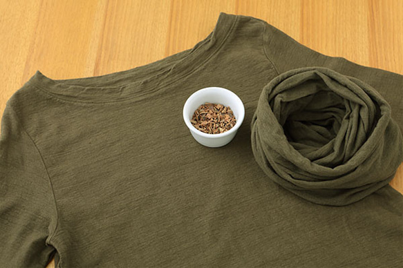 Tシャツ レディース 半袖 オーガニックコットン 草木染め 吊天竺 楊梅 カーキグリーン 2枚目の画像