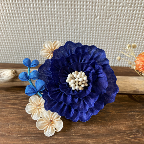 お花の2wayブローチ ブルー×ホワイト 1枚目の画像