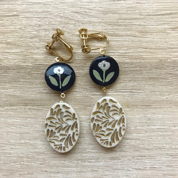 Antique flower ホワイト イヤリング/ピアス 2枚目の画像