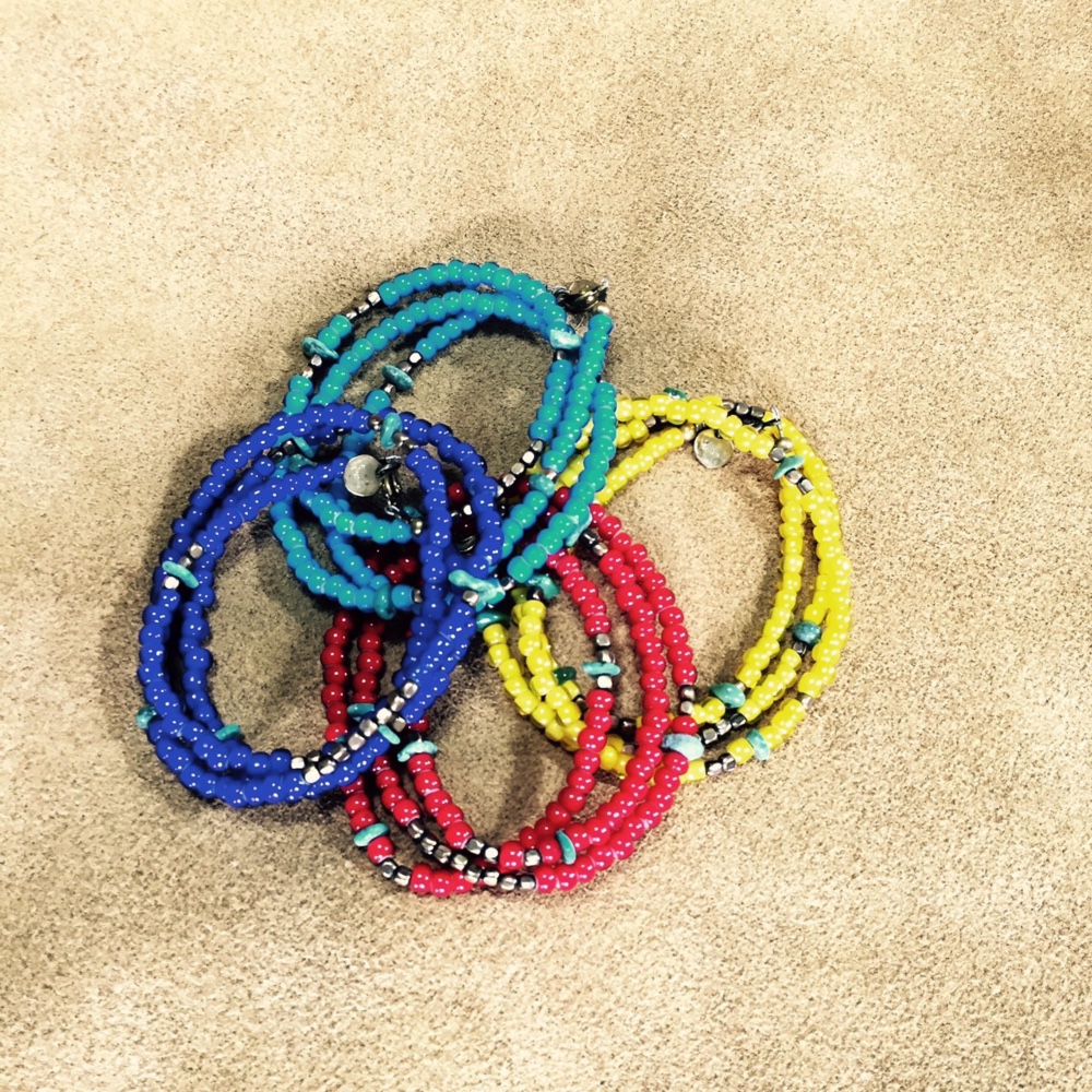 ホワイトハーツ、ブラスのネックレス　ブルー